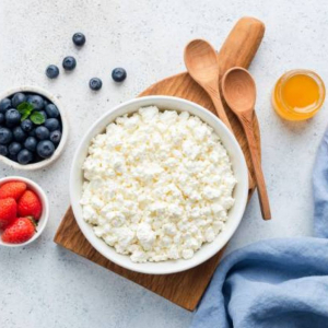 Опасности полезного творога. Кому и чем может быть вреден молочный продукт