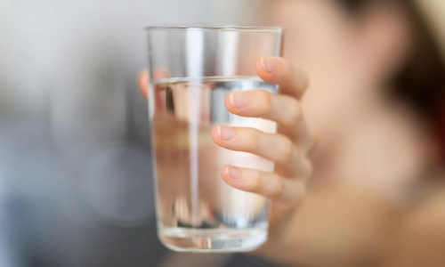 Почему нельзя пить воду сразу после еды: вы удивитесь